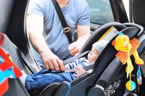 Advierten riesgos en sillas de bebé para autos